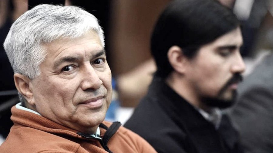 Bez est acusado por supuesta asociacin ilcita agravada por su calidad de organizador y partcipe primario de administracin fraudulenta agravada por haber sido cometida en perjuicio de una administracin pblica