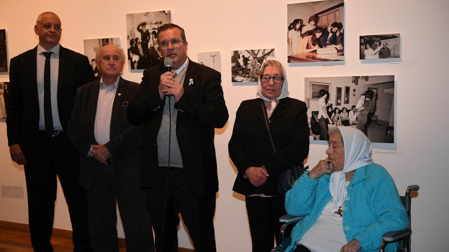 El ministro de Cultura Tristn Bauer inaugur la muestra junto al secretario de DDHH Horacio Pietragalla Corti el legislador Oscar Parrilli y la presidenta de la Asociacin Madres de Plaza de Mayo Hebe de Bonafini Foto Alejandro Santa Cruz