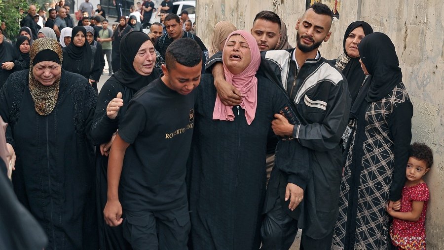 Miles de palestinos marcharon al hospital gubernamental de Yenn para protestar por la agresin israel Foto AFP