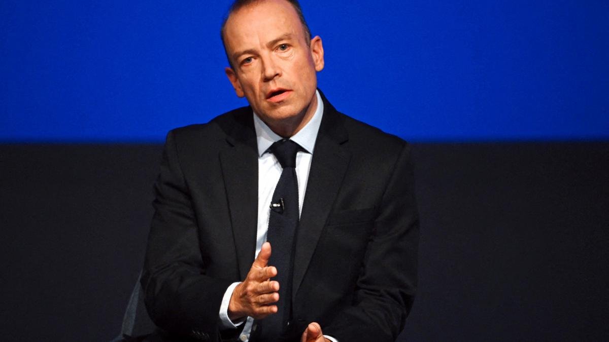 El ministro de Irlanda del Norte Chris HeatonHarris podra convocar a elecciones anticipadas este viernes Foto AFP