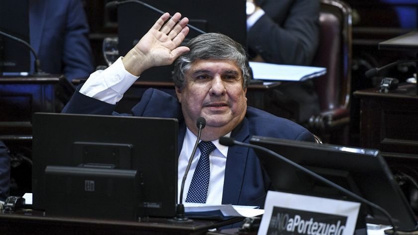 Senador José Mayans. 