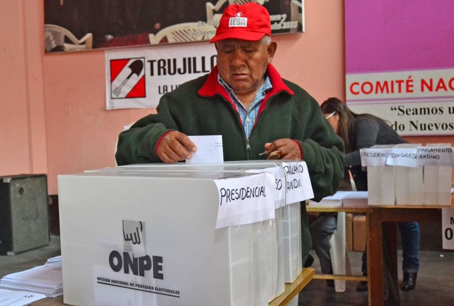 Los peruanos eligen gobiernos regionales y municipales