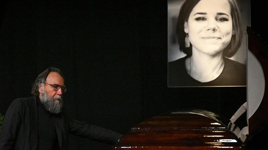 Alexander Dugun durante el funeral de su hija Foto AFP
