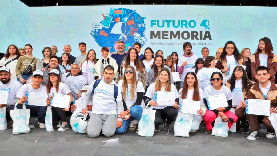 Ms de 7600 jvenes de 110 distritos de la provincia fueron premiados en el marco del programa Futuro Memoria
