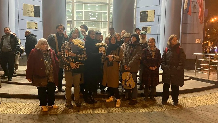 Integrantes de la ONG Memorial en la puerta del tribunal en Mosc Foto IGtoposmemoru