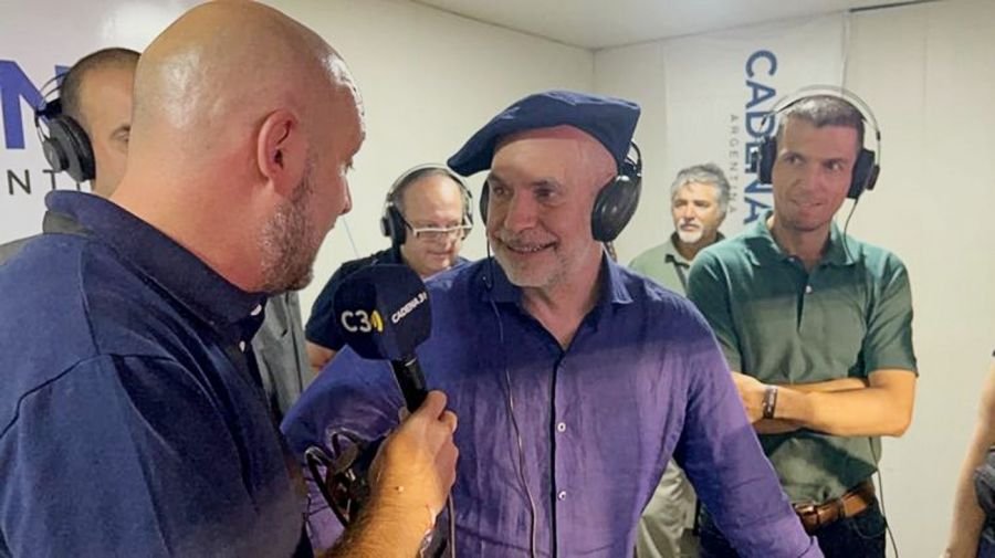 Larreta en los estudios de Cadena 3, en su visita de campaña a Córdoba.