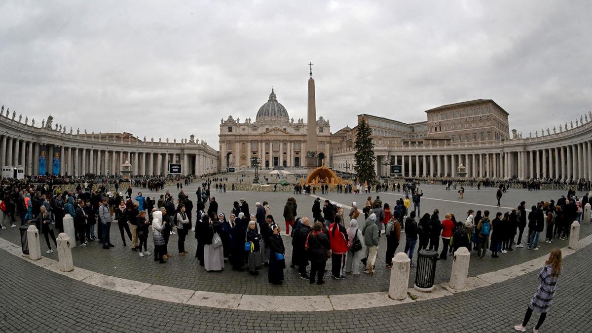 Largas filas en el Vaticano para despedir al papa emrito Foto AFP