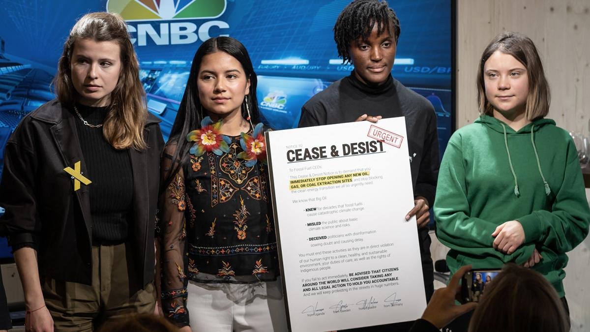 Las activistas Luisa Neubauer izq Helena Gualinga 2 izq y Greta Thunberg dcha y una carta para los empresarios Foto AFP