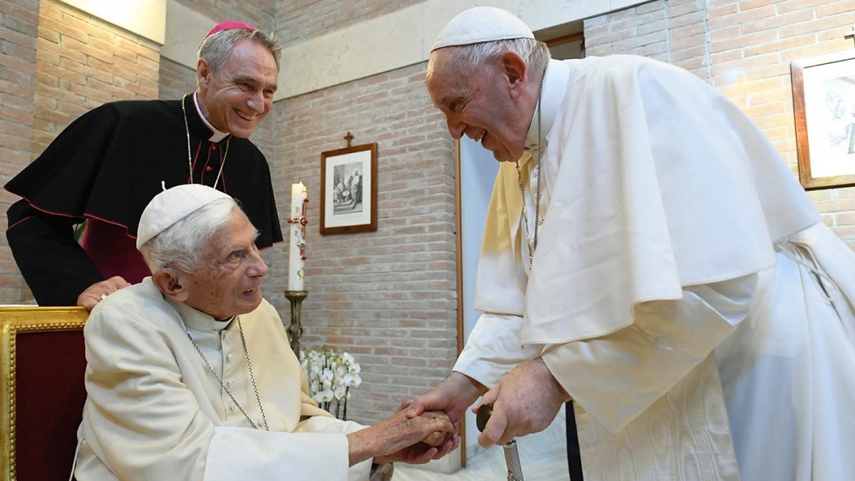 El recientementefallecido Benedicto XVI y el polmico obispo alemn Georg Ganswein en una de las ltimas charlas con Francisco AFP