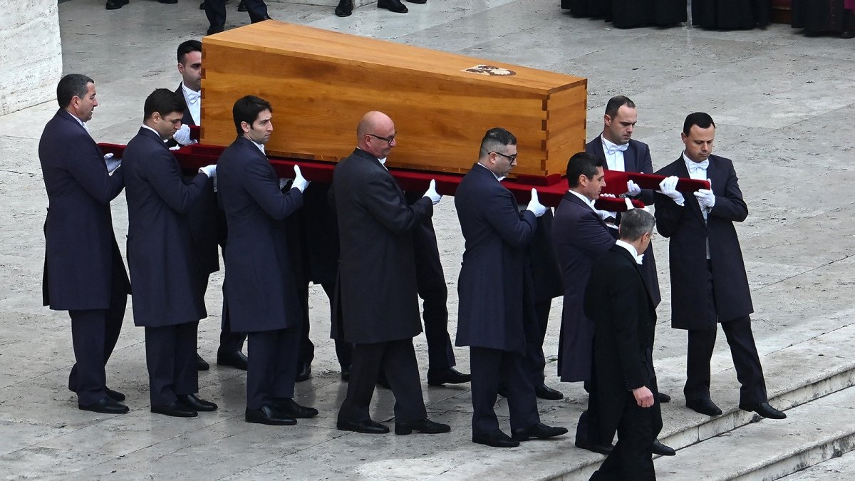 Con la muerte de Benedicto volvieron salir a la luz las deferencias entre el obispo Ganswein y el Papa argentino Foto AFP