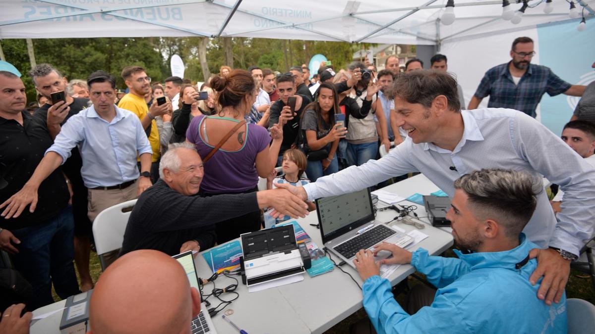 El gobernador bonaerense Axel Kicillof saluda a los ahora propietarios legales de viviendas Foto Prensa Gobierno bonaerense