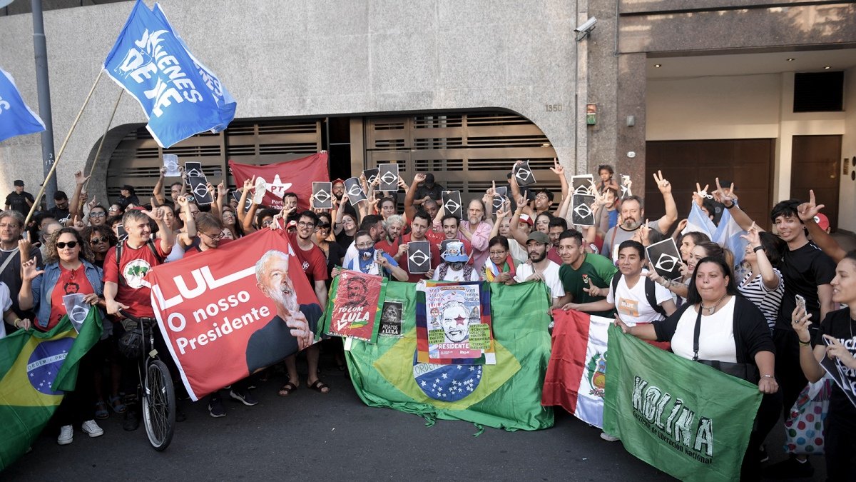 La CTA march frente a la embajada de Brasil Foto Julin lvarez