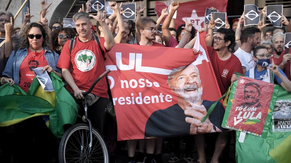 El secretario general de la CTA y diputado del Frente de Todos Hugo Yasky con otros dirigentes en la embajada de Brasil Foto Julin lvarez