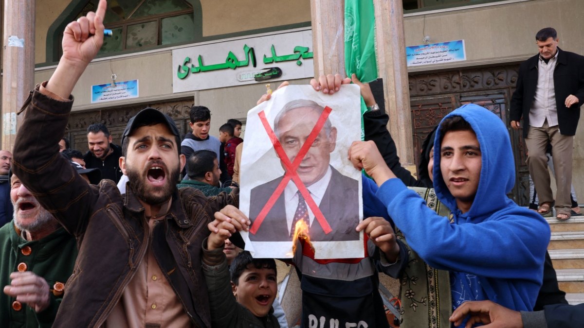 Manifestantes palestinos protestan con carteles Foto AFP