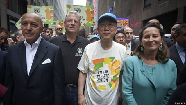 El canciller francés Laurent Fabius, el ex vicepresidente de EE.UU. Al Gore, Ban Ki-moon y la ministra del Medio Ambiente francesa, Segolene Royal