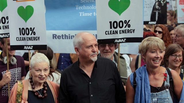 La diseñadora británica Vivienne Westwood, el músico Peter Gabriel y la actriz Emma Thompson en Londres