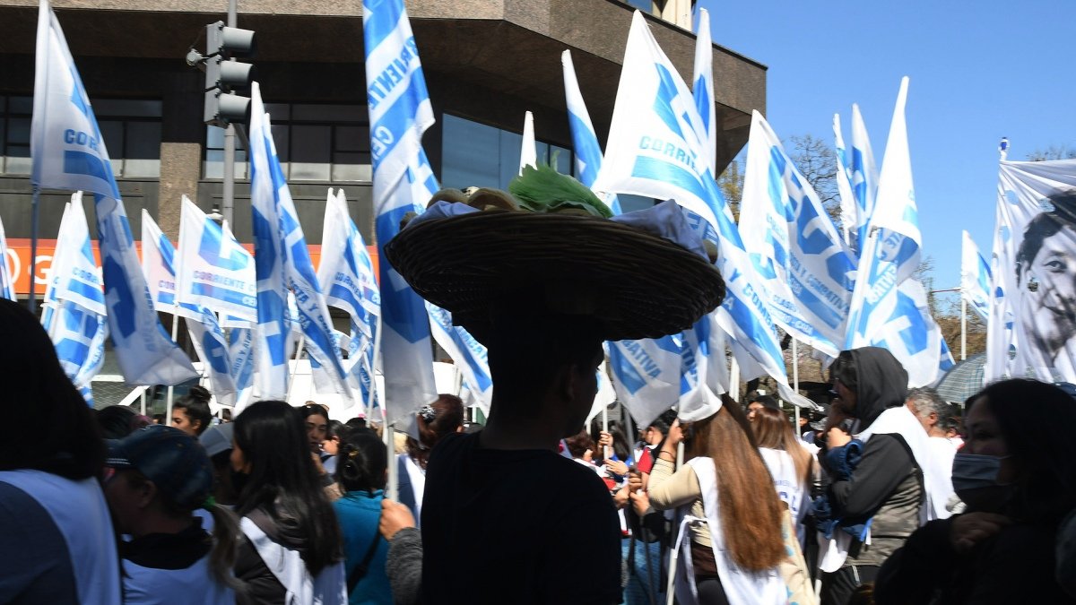 Concentracin de organizaciones sociales por despidos