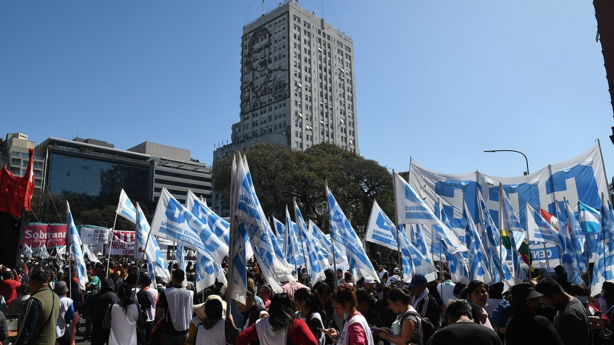 Concentracin de organizaciones sociales por despidos