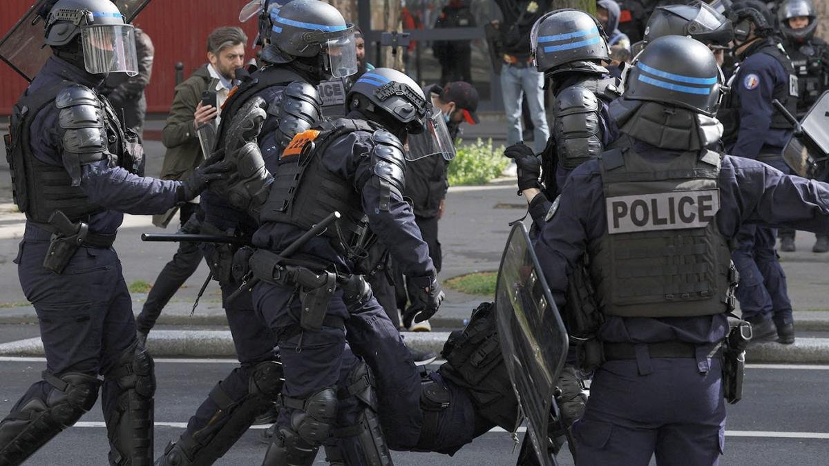 Los actos de violencia y la represin crecen en Francia al comps de la tensin social Foto AFP