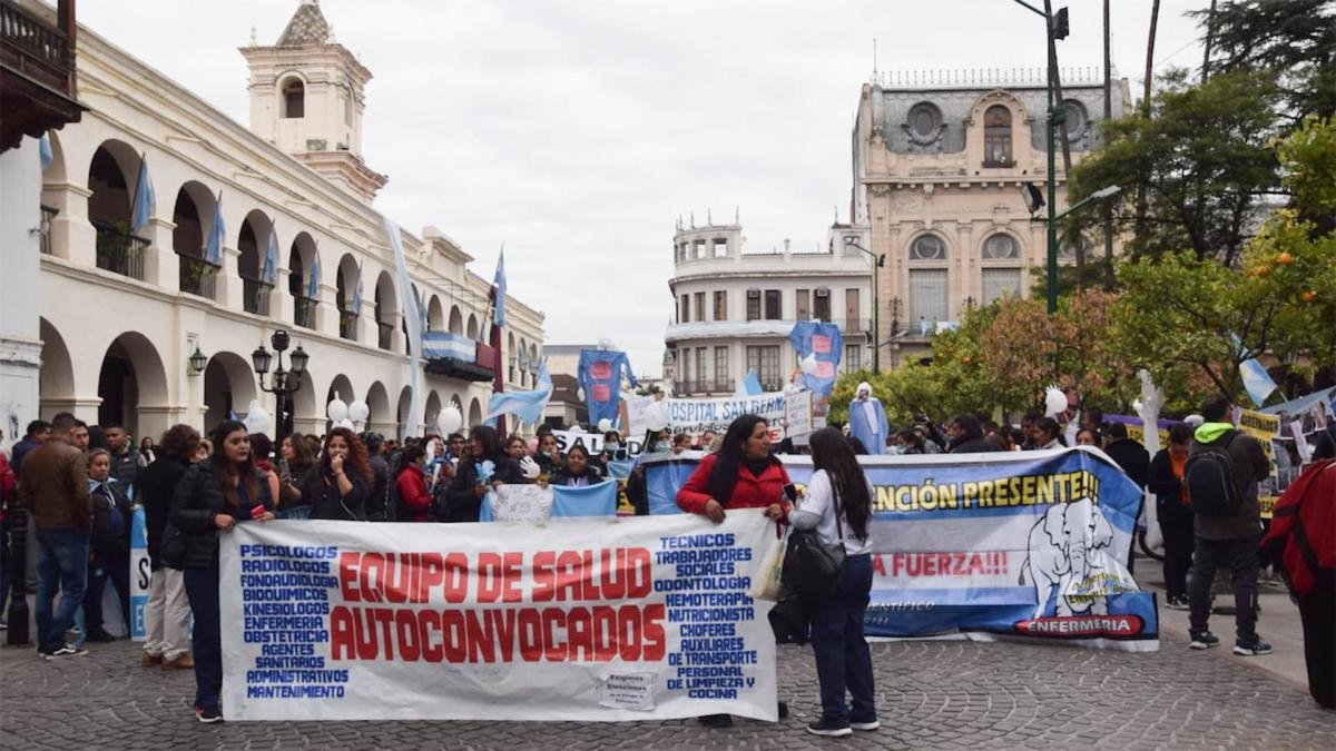 En la marcha de este lunes a los docentes provinciales se sumarn los gremios de la salud Foto Luis Cornu