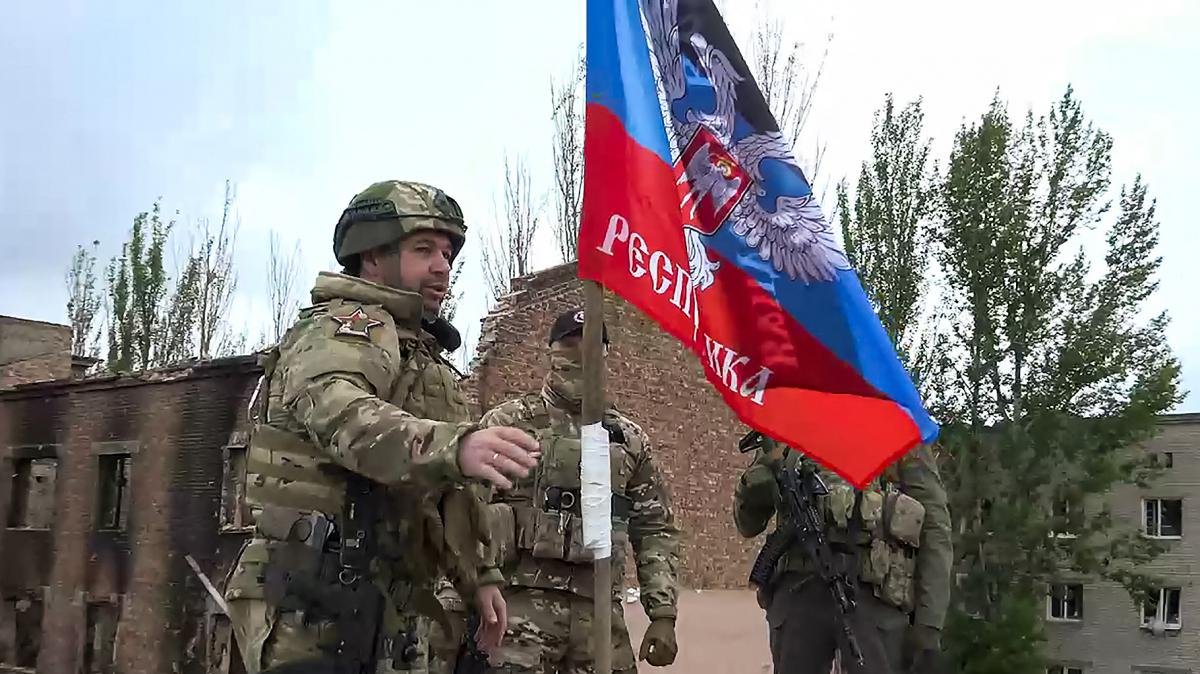 Denis Pushilin el jefe de la regin de Donetsk monta una bandera de la Repblica en Bajmut Foto AFP