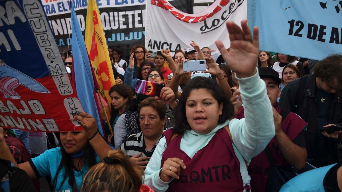 Diferentes grupos piqueteros mantienen un acampe y vigilia en la Plaza de Mayo Foto Raul Ferrari