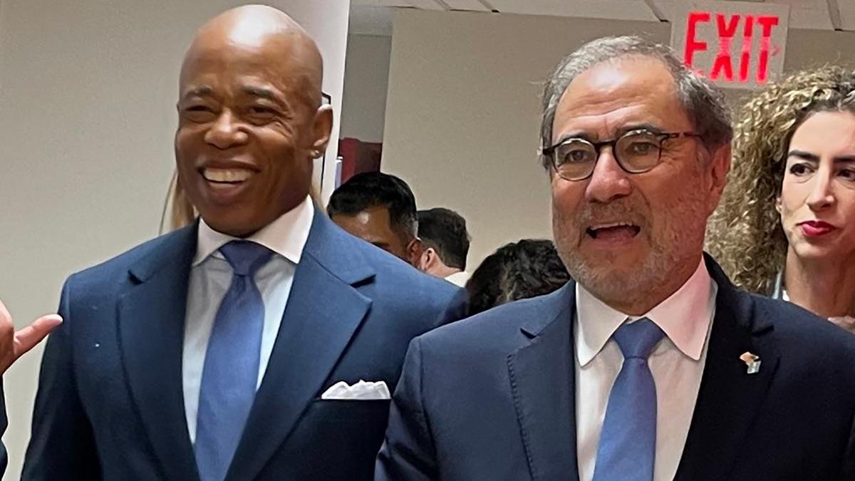 Jorge Arguello y Mayor Eric Adams conmemoraron los 200 aos de las relaciones diplomticas Foto TWJorArguello