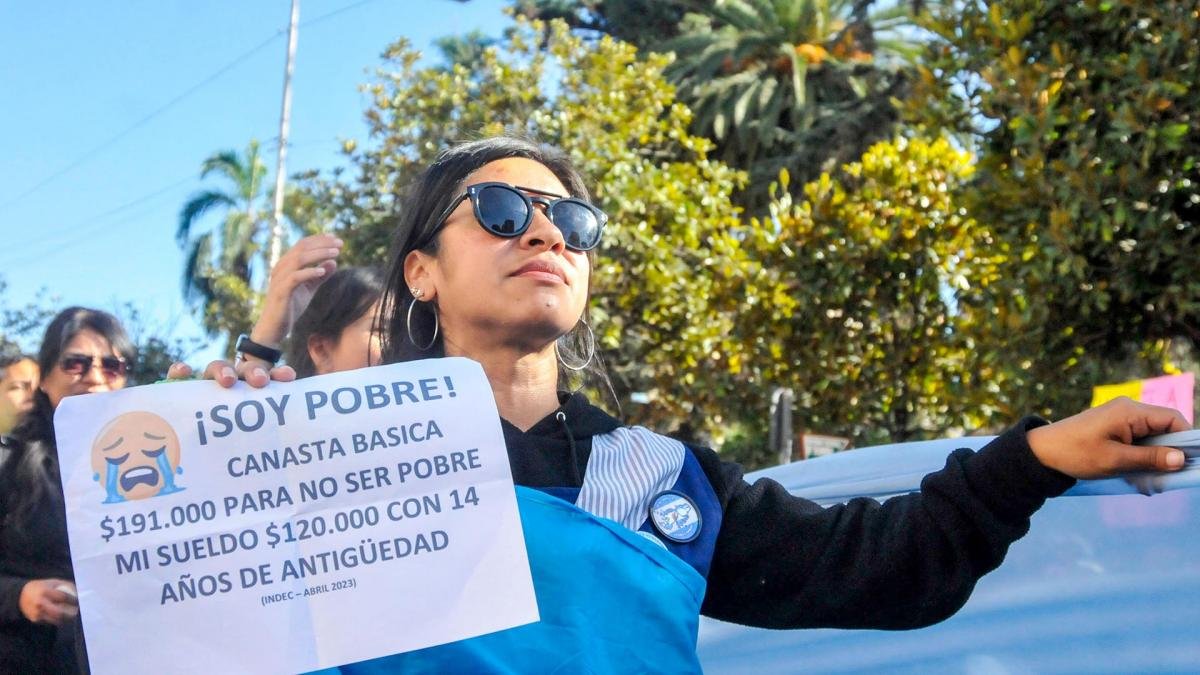 Se sumaron los docentes de establecimientos privados alumnos de diversas escuelas y familiares Foto Edgardo Valera