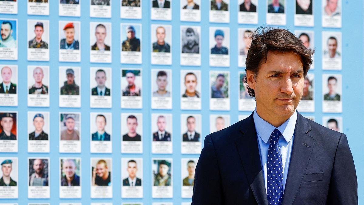 Trudeau deposit una corona de flores ante un muro que muestra los rostros de los soldados cados en Kiev Foto AFP