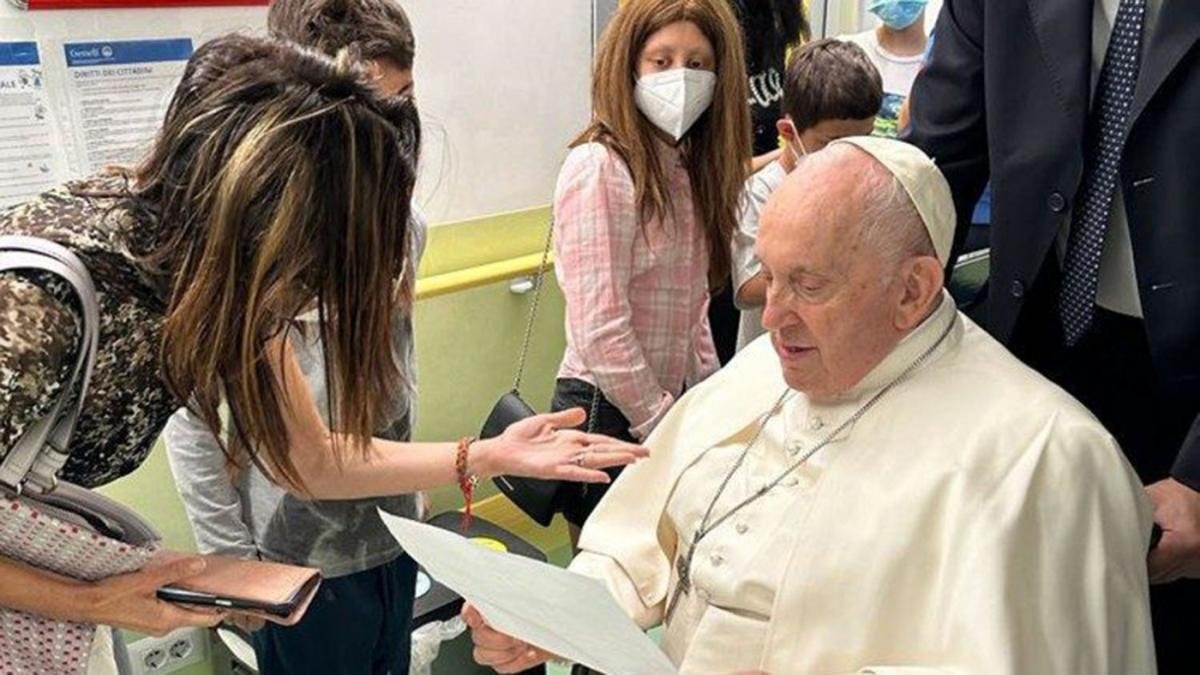 El Papa acelera la recuperacin tras la operacin de abdomen que se hizo el mircoles pasado Foto AFP