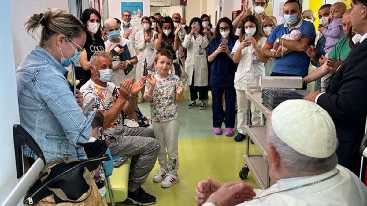 Francisco visit a pacientes de Oncologa peditrica y neurociruga infantil Foto AFP