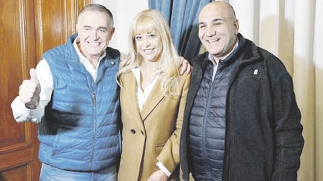 equipo. Osvaldo Jaldo, gobernador electo, Rossana Chahla, junto a Juan Manzur, tras el triunfo del peronismo en los comicios generales. Chahla pelea voto a voto con Beatriz Ávila (JxC) por la capital provincial.