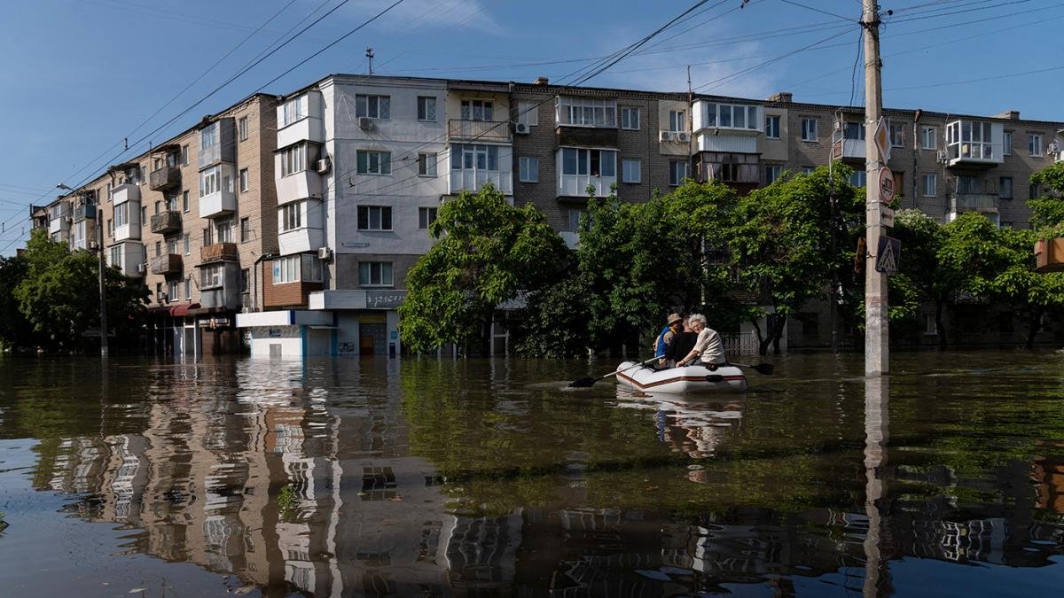 Las inundaciones generadas por el ataque a la represa gener que miles de personas sean evacuadas Foto AFP