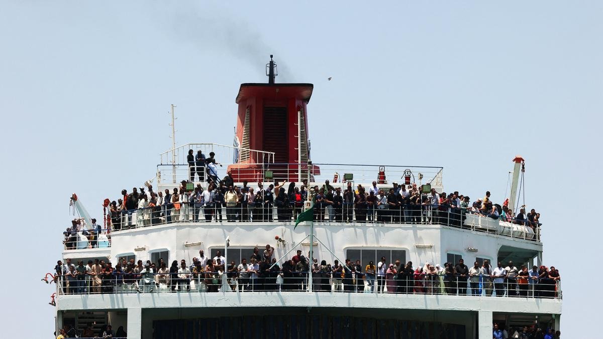Ciudadanos escapan de los enfrentamientos Foto AFP