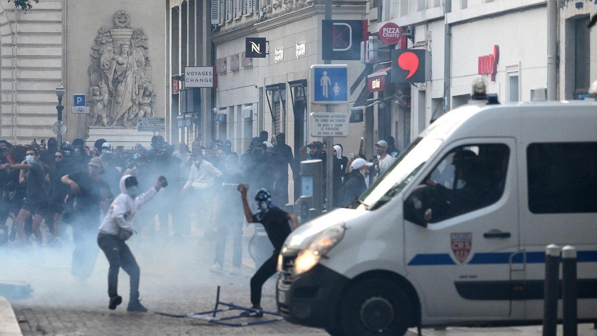 Las autoridades impusieron toques de queda en al menos tres localidades de la regin de la capital francesa Foto AFP