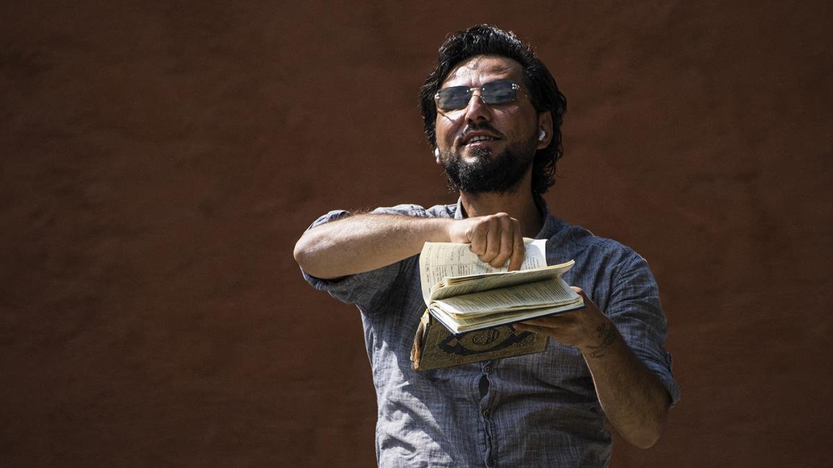 El iraqui Salwan Momika pisote un ejemplar del Corn Foto AFP