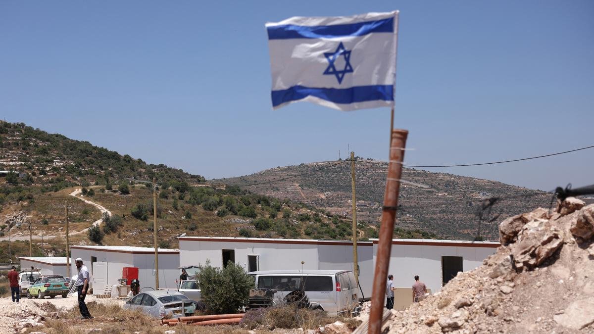 Bandera de Israel ondea cerca del asentamiento de Ma
