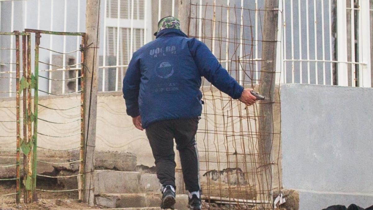 La fiscala de Trelew inici de oficio actuaciones que incluyeron la recoleccin de vainas servidas levantadas en el sector del ataque Foto Twitter