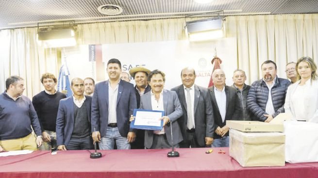acto. Sáenz encabezó el acto de apertura de sobres para avanzar con la obra que abarcará en una primera etapa localidades de Salta y Tucumán.