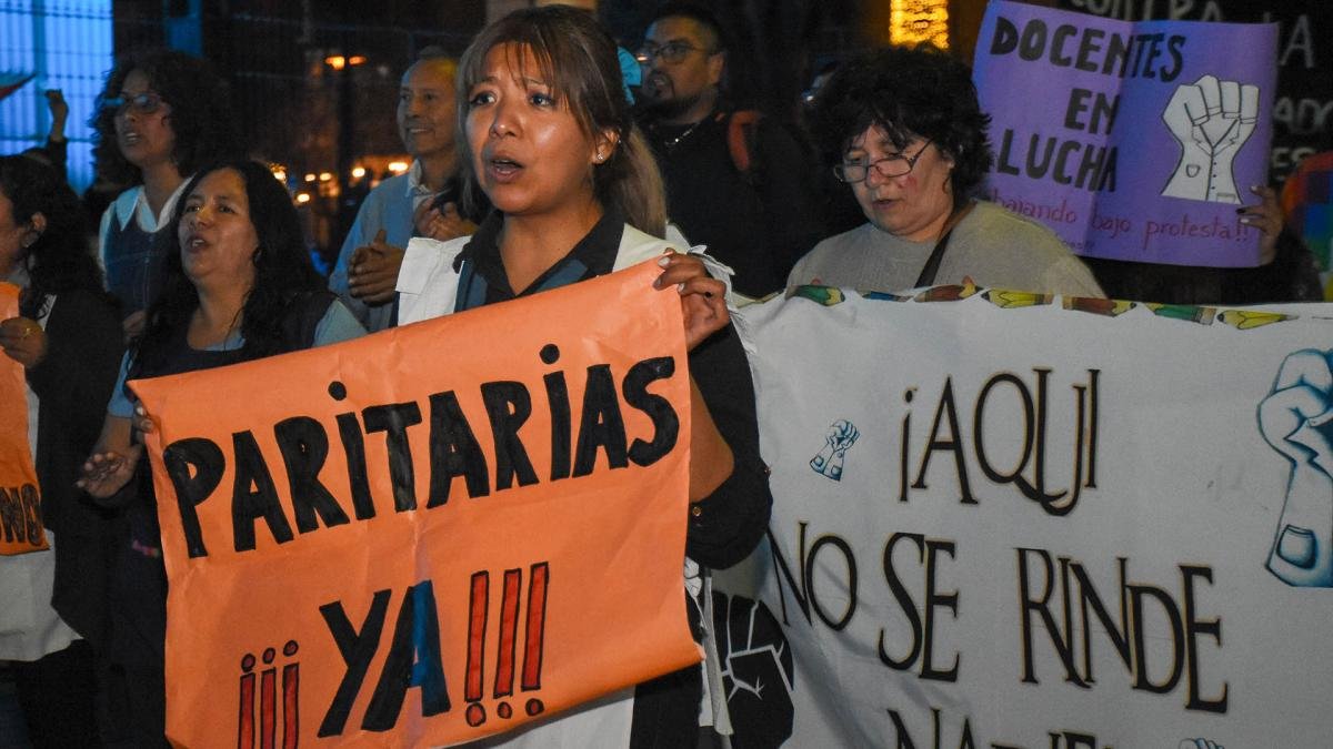 Los docentes jujeos reclaman la apertura de paritarias y el Gobierno jujeo se niega a abrir esa instancia Foto Edgardo Valera