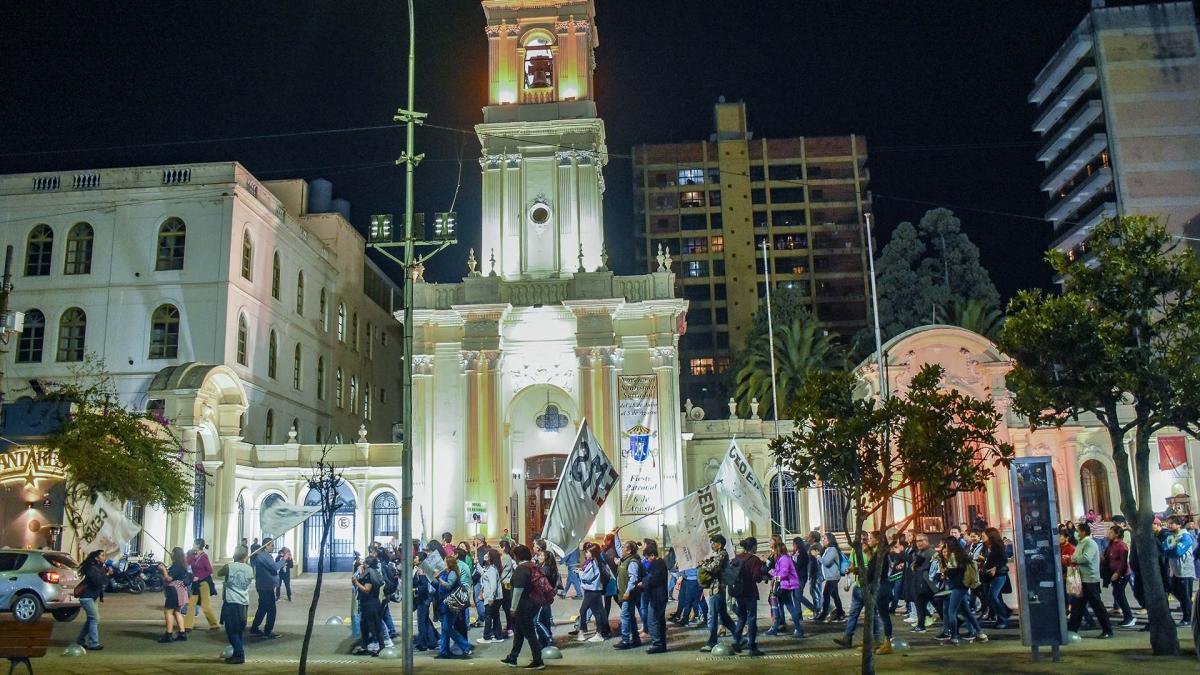 Los docentes junto a la Multisectorial jujea marcharon por las calles de San Salvador de Jujuy para hacer or sus reclamos Foto Edgardo Valera