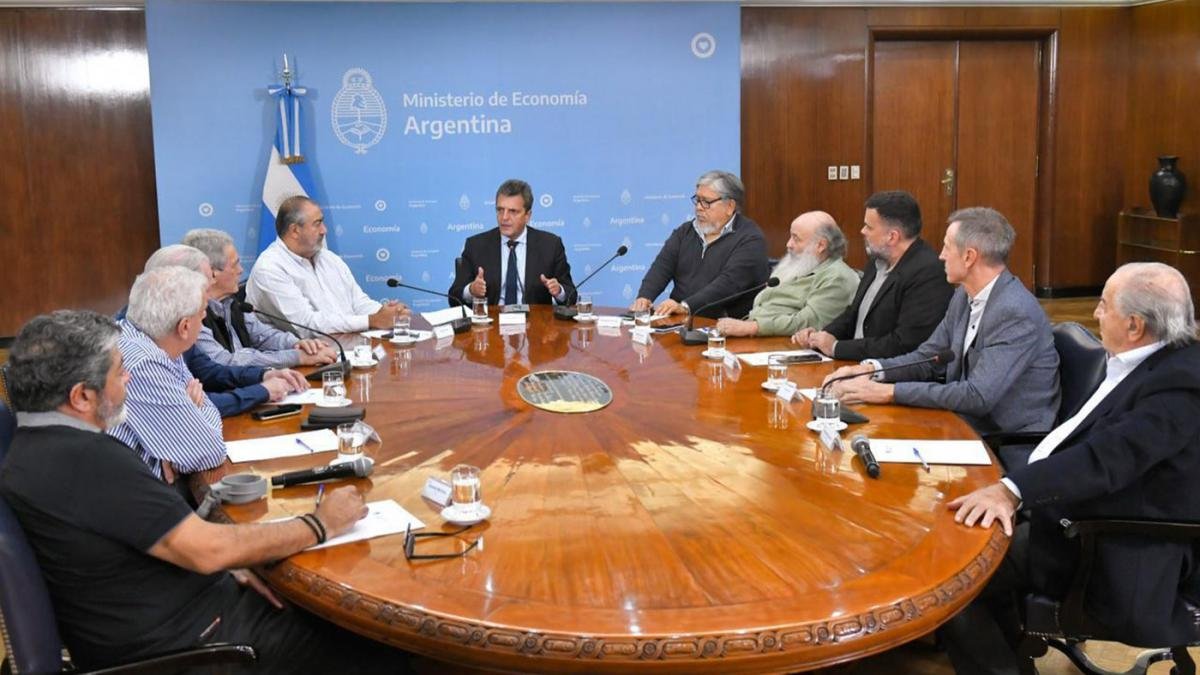 El miistro de Economa en una reunin con lderes sindicales Foto Archivo