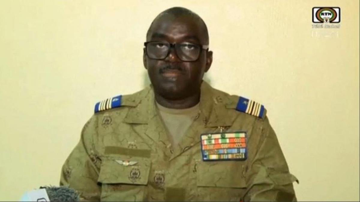 El coronel Amadou Abdramane ley la proclama en la televisin pblica Foto AFP