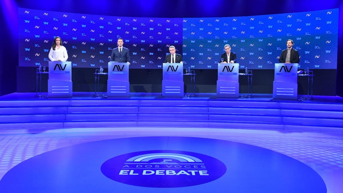 Los cinco candidatos en escena Foto Enrique Garca Medina