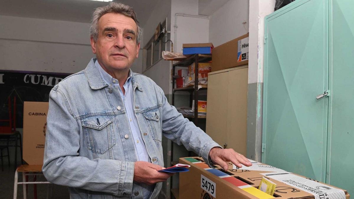 Agustn Rossi el candidato a vicepresidente de UxP cuando se present a votar Foto Luis Cetraro