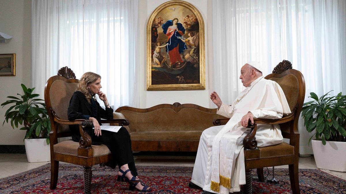 Recen por m por favor Pero recen a favor no en contra dijo entre risas al concluir la entrevista Foto Vatican Media