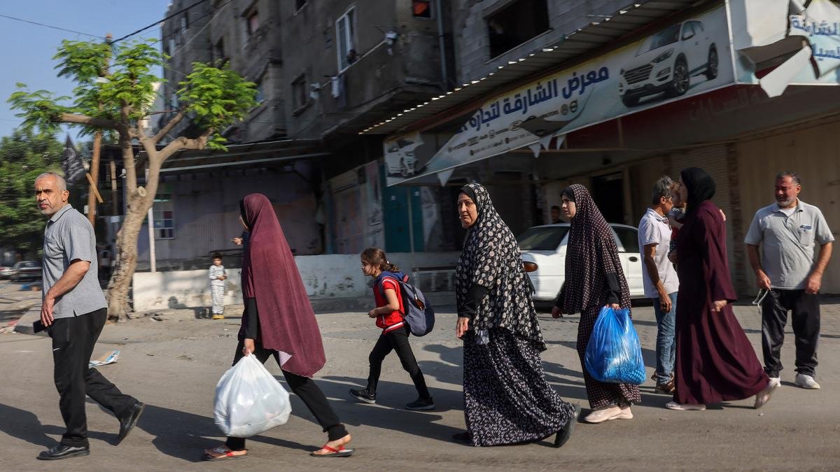 Palestinos dejan sus hogares por los bombardeos israeles Foto AFP