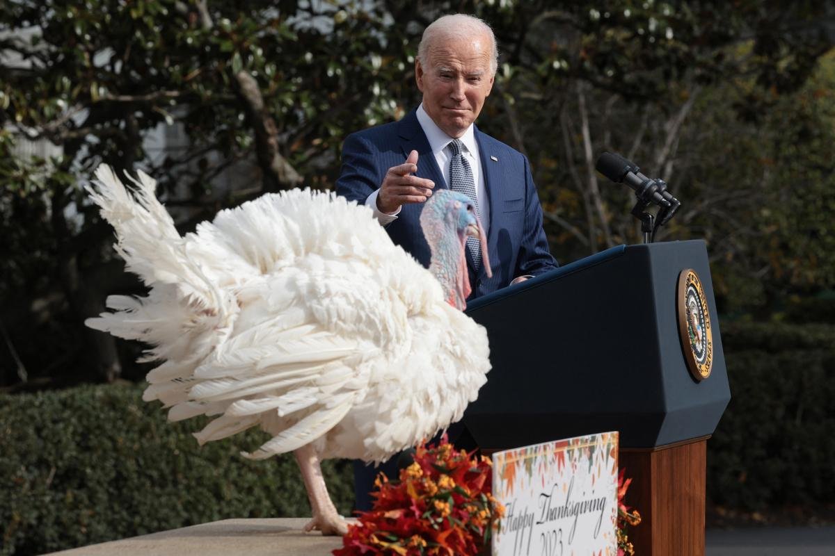 Biden junto al pavo que perdon Cuando asumi en 2021 se convirti en el presidente con mayor edad en la historia de los Estados Unidos tena 78 aos Foto AFP