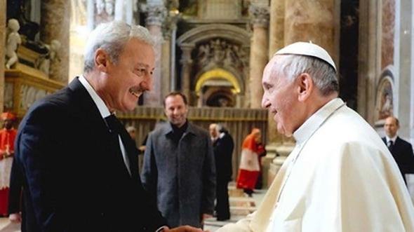 Secretario de culto Guillermo Oliveri junto al Papa Francisco