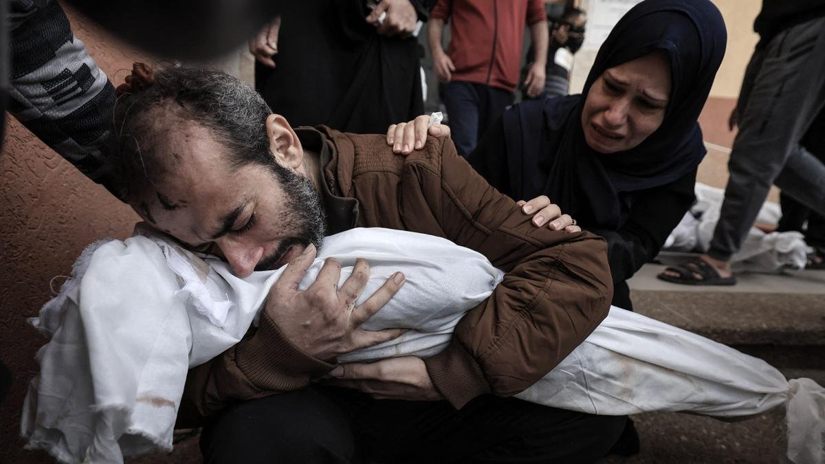 Los bebs prematuros evacuados fueron acompaados por tres mdicos y dos enfermeros hacia Egipto Foto AFP